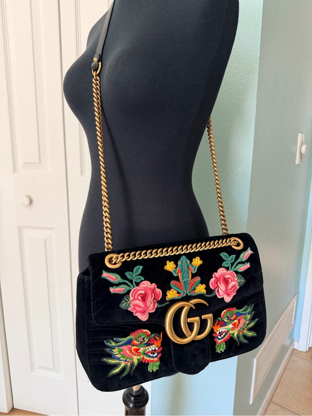 Gucci Marmont Black Velvet Dragon Embroidered Bag with Gold Hardware - Picture 3 of 16